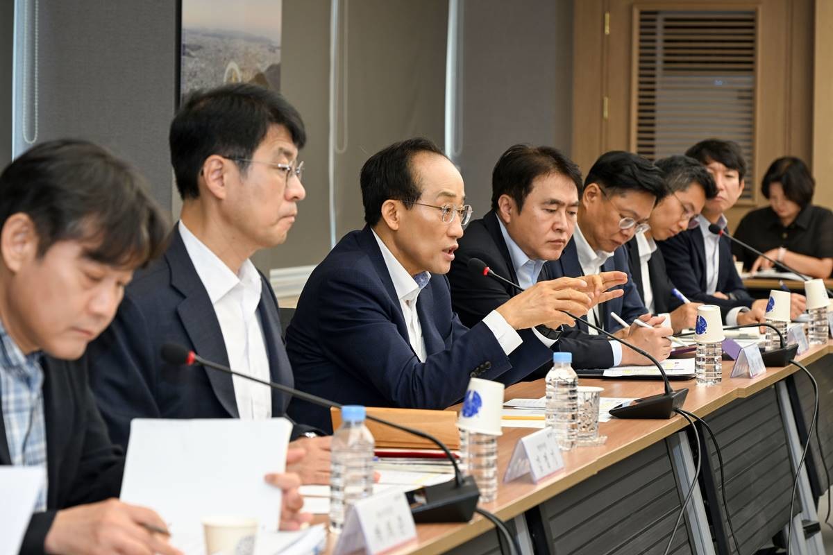 15일 추경호 대구시장이 시청 산격청사에서 열린 간부회의에서 회의를 주재하고 있다. / 대구시