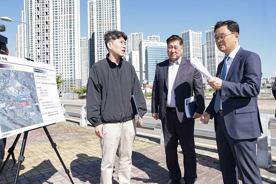 한류천 수질 현황을 보고받는 모습