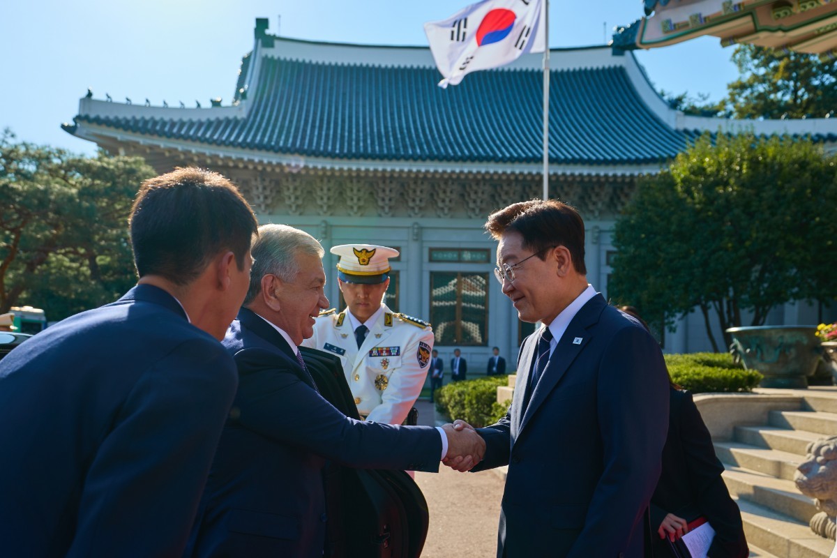 이재명 대통령이 14일 청와대에서 국빈 방한한 샤브카트 미르지요예프 우즈베키스탄 대통령을 영접하고 있다. / 청와대 제공-뉴스1