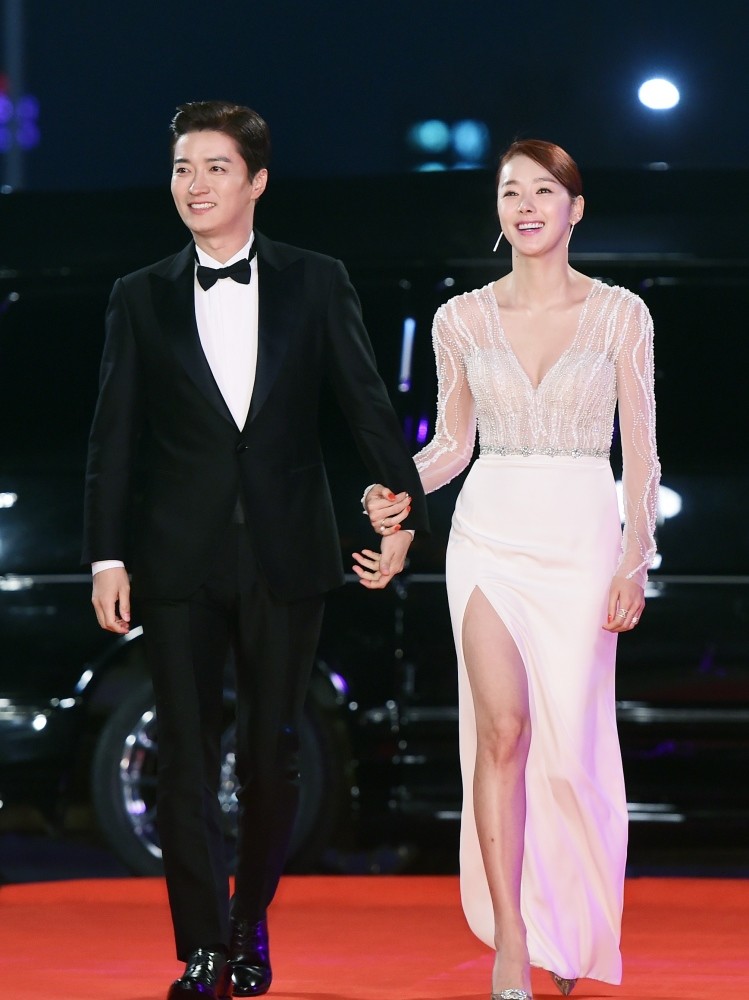 인교진-소이현 부부 자료사진. 두 사람은 같은 소속사에서 12년간 동료로 지내오다 2014년 열애 소식 이후 결혼식을 올렸다. 2015년 첫째 딸을, 2017년 둘째 딸을 품에 안으며 단란한 네 식구를 이뤘다. / 뉴스1