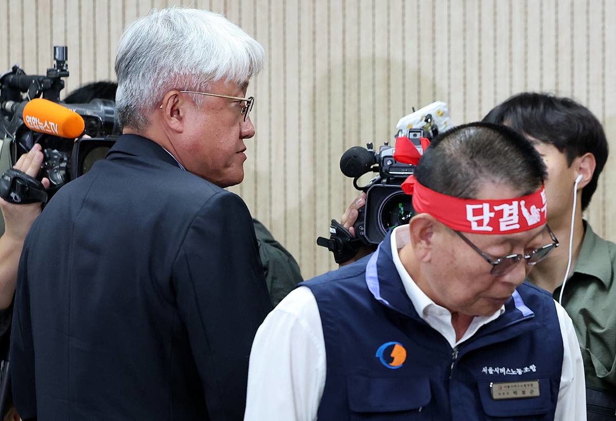 김정환 서울시버스사업조합 이사장과 박점곤 서울시버스노동조합 위원장(오른쪽)이 15일 오후 서울 영등포구 서울지방노동위원회에서 열린 제2차 조정회의에서 정회 후 회의장을 빠져나가고 있다 / 뉴스1