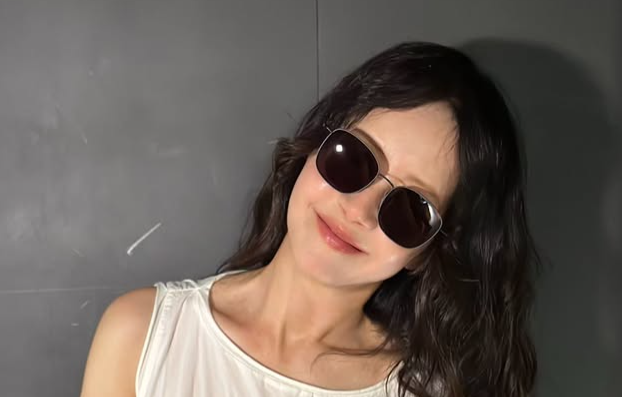 방송인 서정희 자료 사진. 서정희의 딸 서동주의 유튜브 채널 '서동주의 '또.도.동''에는 지난 14일 '성격도 취향도 정반대인데 '서정희 & 서동주 모녀'가 잘 지내는 이유'라는 제목의 영상이 올라왔다. 서동주는 해당 영상에서 모친 서정희와 함께했던 미국 샌프란시스코에서의 추억을 떠올렸다. 서동주는 '제가 샌프란시스코에 살 때 좀 우울하고 힘들었을 때가 있었다'라며 '그때 엄마에게 오라고 해서 같이 몇 달을 있었다. 레스토랑, 바도 같이 다니면서 추억을 많이 쌓았다'라고 말했다. 서동주는 당시 현지 클럽에서 벌어진 모친과의 특별한 에피소드도 공개했다. 서동주는 '그때 20대 남성들이 엄마에게 대시했다'라며 '엄마가 막 '노(NO)!'라고 콧대 높게 거절했다'라고 말하며 웃음을 터뜨렸다. 그러면서 '추억이 생기니까 여행처럼 이렇게 모시고 가길 너무 잘했다고 생각했다'라고 덧붙였다. / 서정희 인스타그램