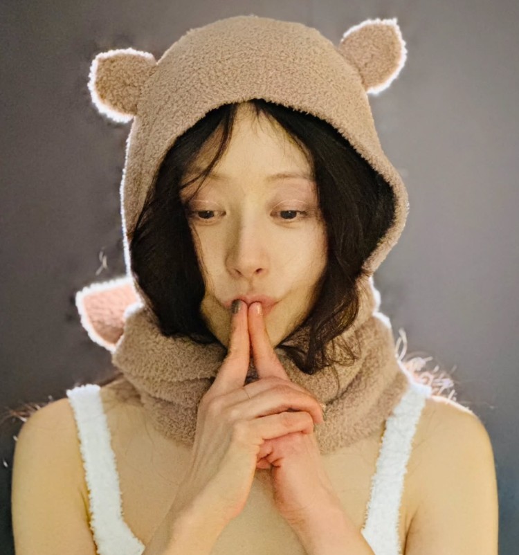 방송인 서정희 자료 사진. 서정희의 딸 서동주의 유튜브 채널 '서동주의 '또.도.동''에는 지난 14일 '성격도 취향도 정반대인데 '서정희 & 서동주 모녀'가 잘 지내는 이유'라는 제목의 영상이 올라왔다. 서동주는 해당 영상에서 모친 서정희와 함께했던 미국 샌프란시스코에서의 추억을 떠올렸다. 서동주는 '제가 샌프란시스코에 살 때 좀 우울하고 힘들었을 때가 있었다'라며 '그때 엄마에게 오라고 해서 같이 몇 달을 있었다. 레스토랑, 바도 같이 다니면서 추억을 많이 쌓았다'라고 말했다. 서동주는 당시 현지 클럽에서 벌어진 모친과의 특별한 에피소드도 공개했다. 서동주는 '그때 20대 남성들이 엄마에게 대시했다'라며 '엄마가 막 '노(NO)!'라고 콧대 높게 거절했다'라고 말하며 웃음을 터뜨렸다. 그러면서 '추억이 생기니까 여행처럼 이렇게 모시고 가길 너무 잘했다고 생각했다'라고 덧붙였다. / 서정희 인스타그램