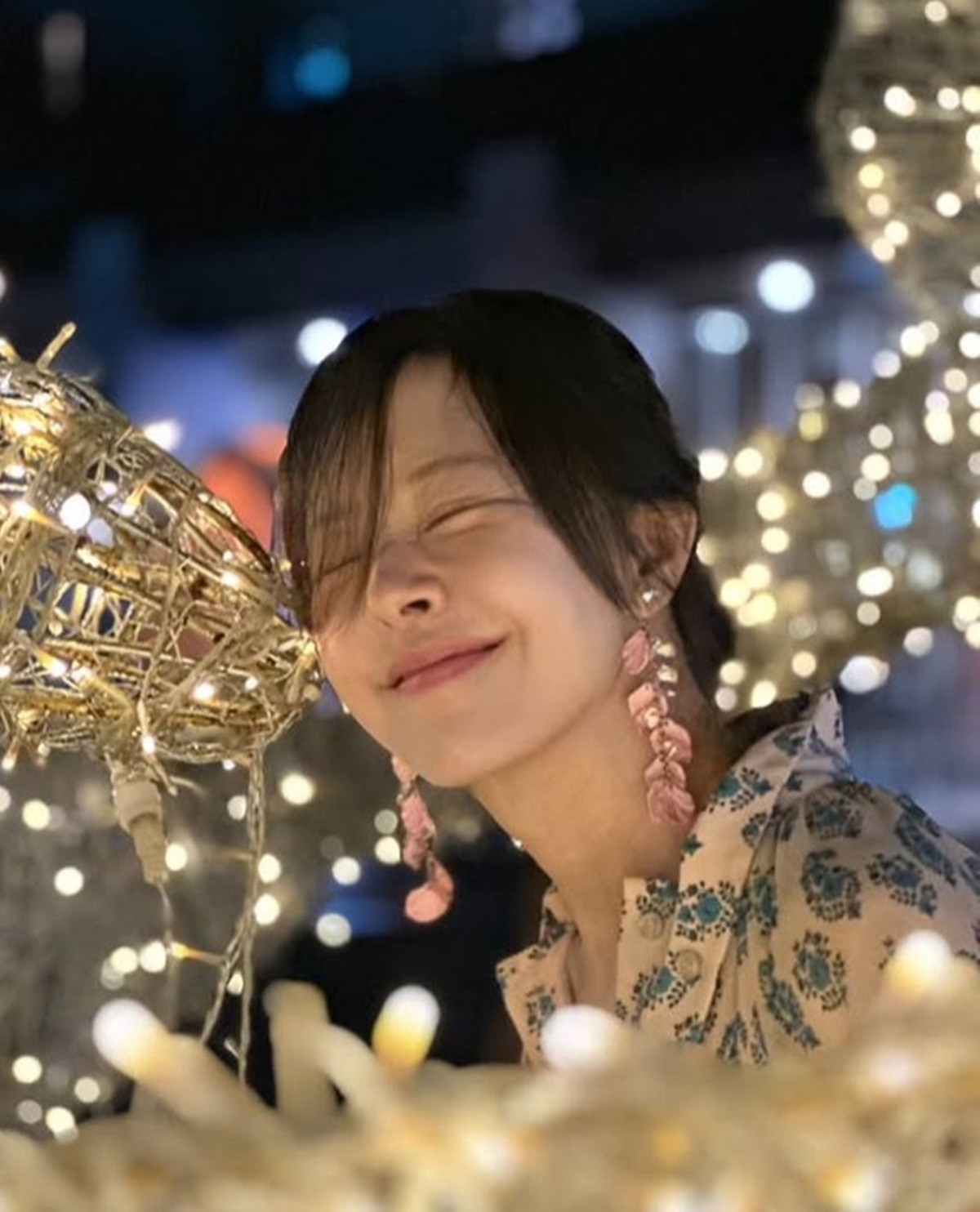 방송인 서정희 자료 사진. 서정희의 딸 서동주의 유튜브 채널 '서동주의 '또.도.동''에는 지난 14일 '성격도 취향도 정반대인데 '서정희 & 서동주 모녀'가 잘 지내는 이유'라는 제목의 영상이 올라왔다. 서동주는 해당 영상에서 모친 서정희와 함께했던 미국 샌프란시스코에서의 추억을 떠올렸다. 서동주는 '제가 샌프란시스코에 살 때 좀 우울하고 힘들었을 때가 있었다'라며 '그때 엄마에게 오라고 해서 같이 몇 달을 있었다. 레스토랑, 바도 같이 다니면서 추억을 많이 쌓았다'라고 말했다. 서동주는 당시 현지 클럽에서 벌어진 모친과의 특별한 에피소드도 공개했다. 서동주는 '그때 20대 남성들이 엄마에게 대시했다'라며 '엄마가 막 '노(NO)!'라고 콧대 높게 거절했다'라고 말하며 웃음을 터뜨렸다. 그러면서 '추억이 생기니까 여행처럼 이렇게 모시고 가길 너무 잘했다고 생각했다'라고 덧붙였다. / 서정희 인스타그램