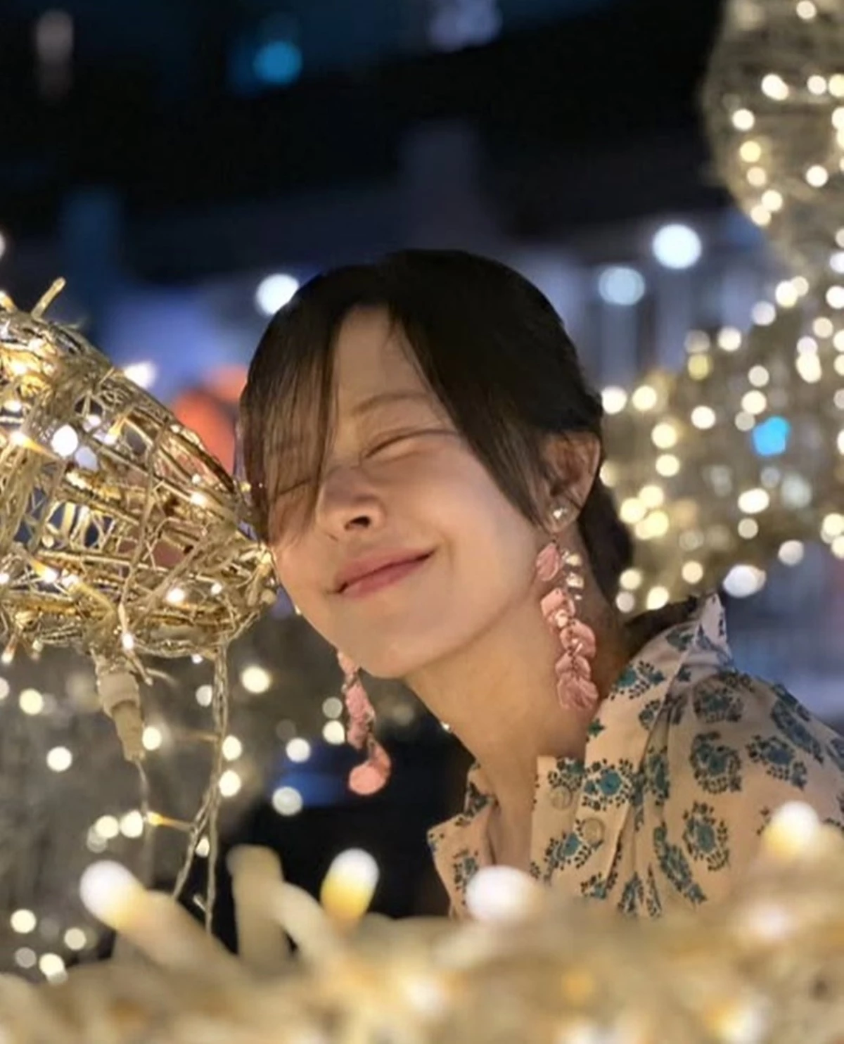 방송인 서정희 자료 사진. 서정희의 딸 서동주의 유튜브 채널 '서동주의 '또.도.동''에는 지난 14일 '성격도 취향도 정반대인데 '서정희 & 서동주 모녀'가 잘 지내는 이유'라는 제목의 영상이 올라왔다. 서동주는 해당 영상에서 모친 서정희와 함께했던 미국 샌프란시스코에서의 추억을 떠올렸다. 서동주는 '제가 샌프란시스코에 살 때 좀 우울하고 힘들었을 때가 있었다'라며 '그때 엄마에게 오라고 해서 같이 몇 달을 있었다. 레스토랑, 바도 같이 다니면서 추억을 많이 쌓았다'라고 말했다. 서동주는 당시 현지 클럽에서 벌어진 모친과의 특별한 에피소드도 공개했다. 서동주는 '그때 20대 남성들이 엄마에게 대시했다'라며 '엄마가 막 '노(NO)!'라고 콧대 높게 거절했다'라고 말하며 웃음을 터뜨렸다. 그러면서 '추억이 생기니까 여행처럼 이렇게 모시고 가길 너무 잘했다고 생각했다'라고 덧붙였다. / 서정희 인스타그램