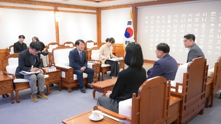 염홍철 2027 충청 유니버시아드대회 조직위원장이 이달 14일 세종시장을 만나 대회 준비상황을 공유하고 성공적인 개최를 위한 충청권 협력 방안을 논의하고 있다./사진=2027 충청 유니버시아드대회 조직위