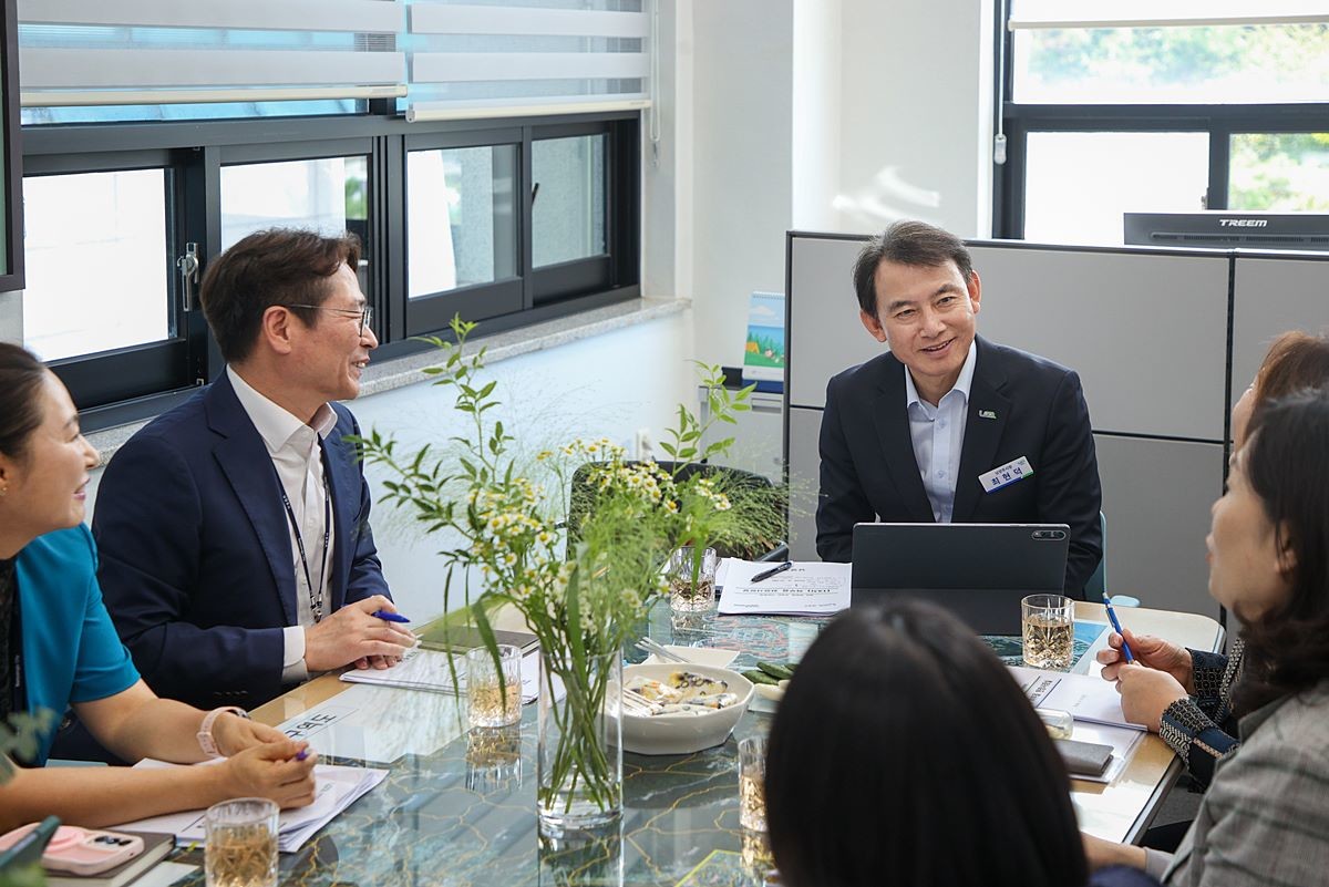 최현덕 남양주시장이 와부읍 관계자들과 지역 현황 및 주요 현안을 점검하고 있다