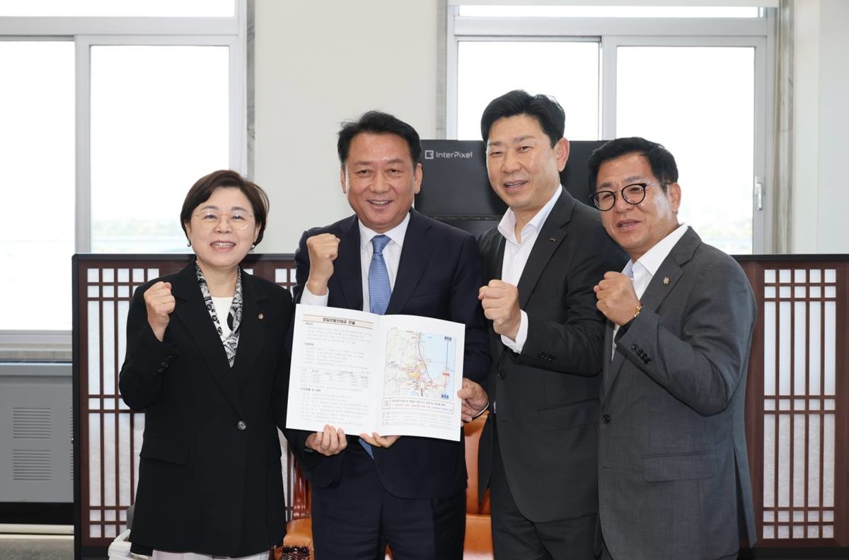 박용선 포항시장은 국회 예산결산특별위원회 이광재 위원장을 만나 영일만횡단대교 건설사업의 시급성을 설명하고, 사업의 원활한 추진을 위한 국회 차원의 협조와 함께 내년도 국비 예산 증액을 건의했다.(왼쪽부터 김정재 국회의원, 이광재 국회 예산결산특별위원회 위원장, 박용선 포항시장, 이상휘 국회의원)