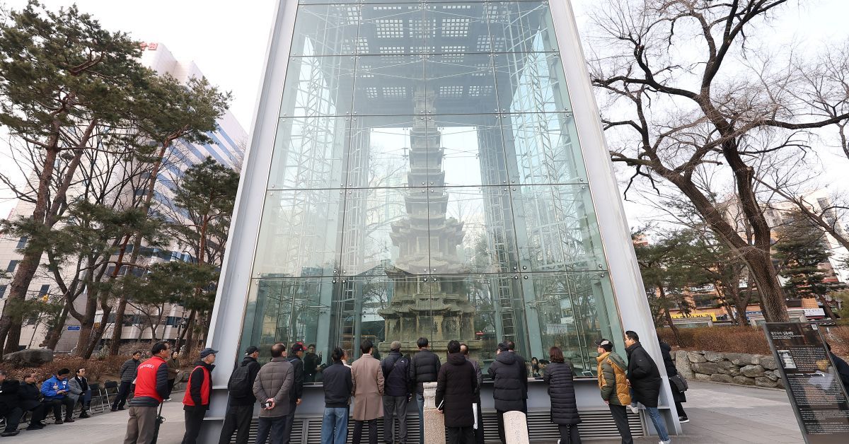 30년 간 갇혔는데…국보 '원각사지 십층석탑', 드디어 유리 보호각 벗는다