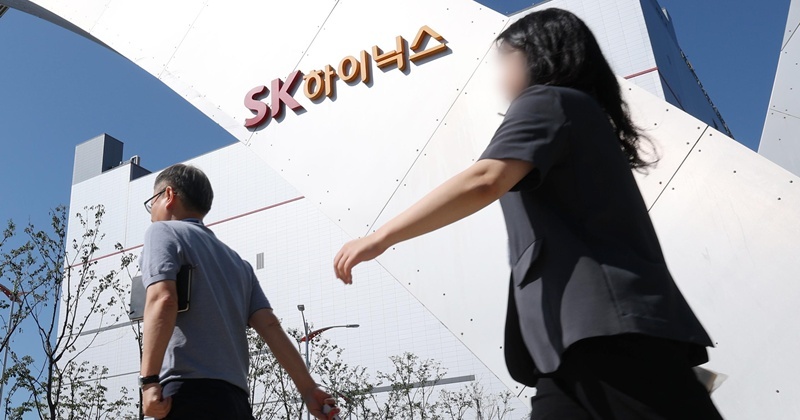 SK하이닉스, 메모리칩 '직접 생산' 검토...장소가 한국은 아니다 