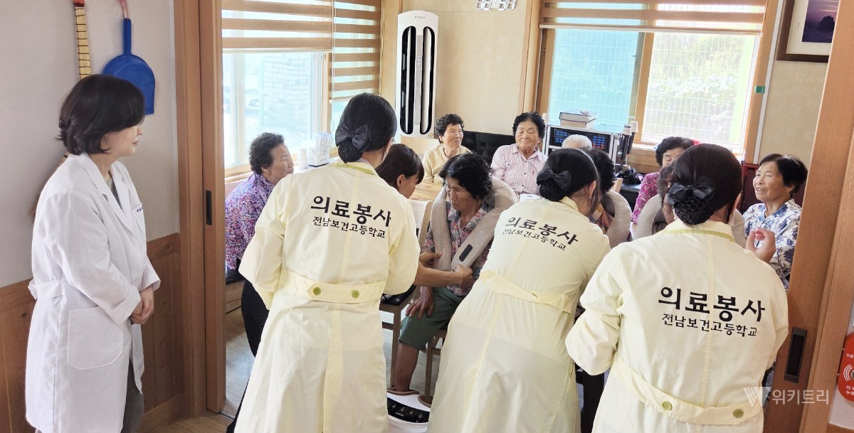 함평군은 15일 월야면 경로당에서 광주글로벌모터스와 효실천모임이 마련한 ‘사랑의 자장면 나눔 행사’와 전남보건고등학교 교직원·학생들의 건강 돌봄 의료봉사가 진행됐다. / 함평군