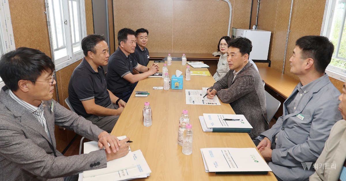 함평군은 지난 14일 금호타이어 함평공장 신축 현장에서 이남오 군수와 황호길 안전생산혁신본부장, 정영모 함평공장건설단장 등이 참석한 가운데 간담회를 열었다. / 함평군
