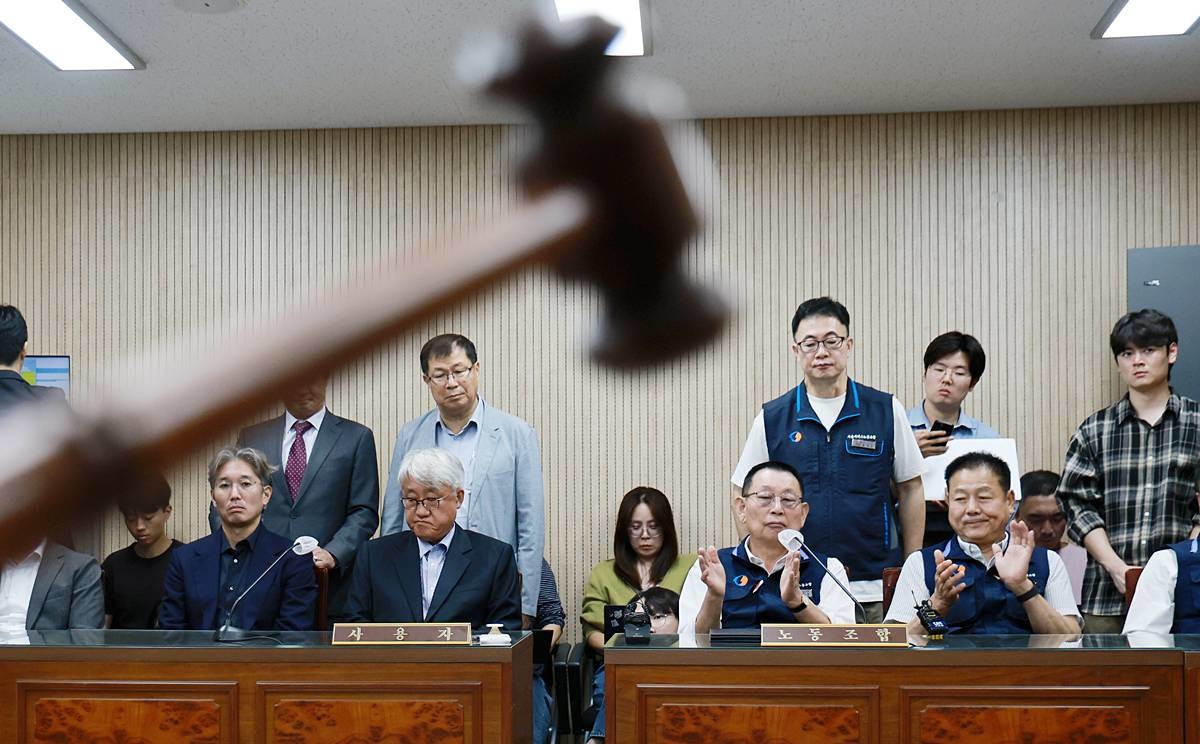김정환 서울시버스사업조합 이사장과 박점곤 서울시버스노동조합 위원장을 비롯한 참석자들이 16일 서울 영등포구 서울지방노동위원회에서 열린 특별조정위원회 2차 사후 조정 회의에서 서울 시내버스 노사 협상에 극적으로 합의한 뒤 박수를 치고 있다 / 뉴스1