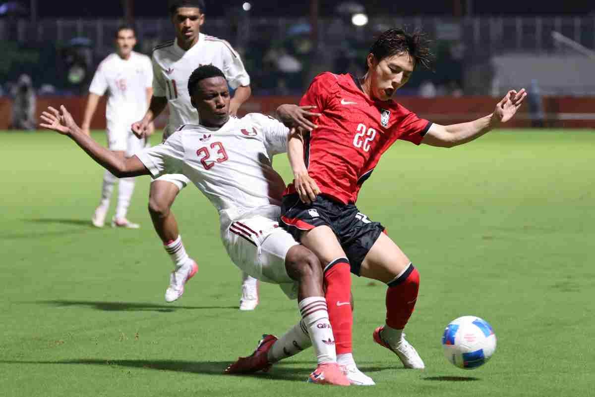 지난 15일 오후 일본 나고야 미즈호 파크 럭비 필드에서 열린 2026 아이치·나고야 아시안게임 남자축구 D조 예선 대한민국과 카타르의 경기, 배현서가 상대 선수와 볼 다툼을 하고 있다. / 뉴스1