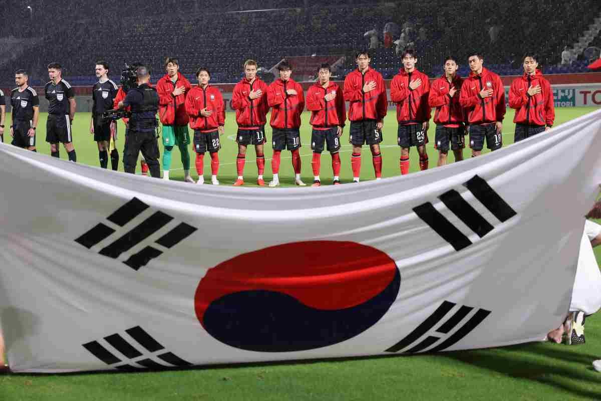 지난 15일 오후 일본 나고야 미즈호 파크 럭비 필드에서 열린 2026 아이치·나고야 아시안게임 남자축구 D조 예선 대한민국과 카타르의 경기에서 대한민국 대표팀이 국민의례를 하고 있다. / 뉴스1