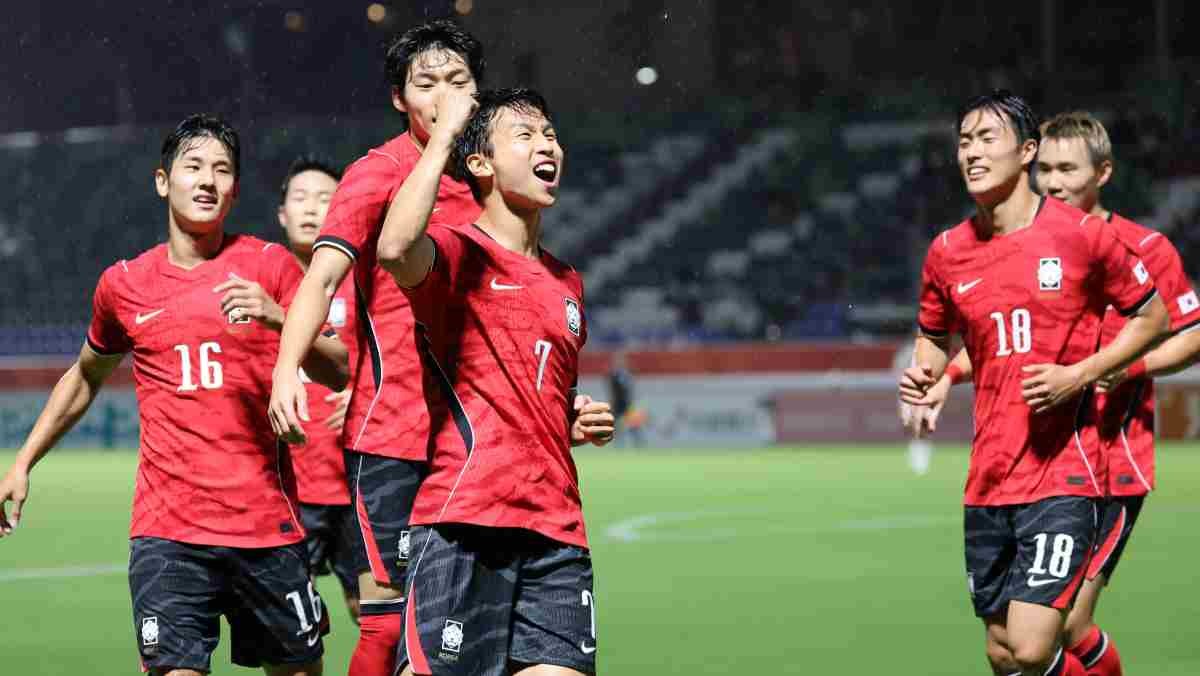 지난 15일 오후 일본 나고야 미즈호 파크 럭비 필드에서 열린 2026 아이치·나고야 아시안게임 남자축구 D조 예선 대한민국과 카타르의 경기에서 엄지성이 선제골을 넣고 기뻐하고 있다. / 뉴스1