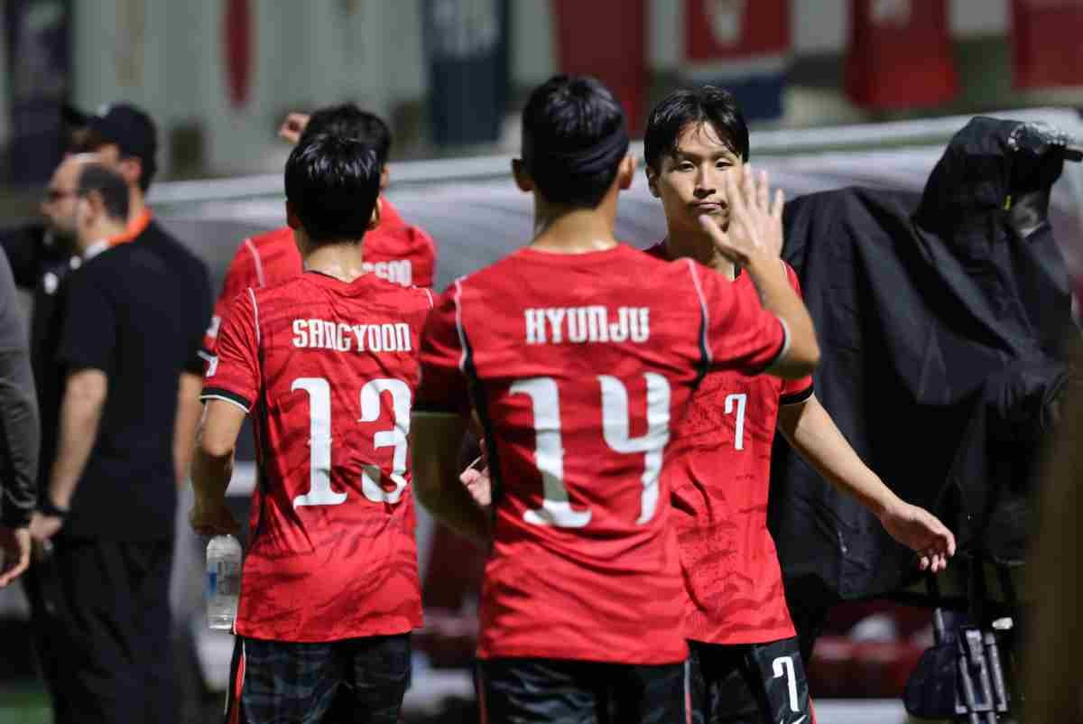지난 15일 오후 일본 나고야 미즈호 파크 럭비 필드에서 열린 2026 아이치·나고야 아시안게임 남자축구 D조 예선 대한민국과 카타르의 경기에서 4대1로 승리한 엄지성과 이현주 등 선수들이 하이파이브를 하고 있다. / 뉴스1