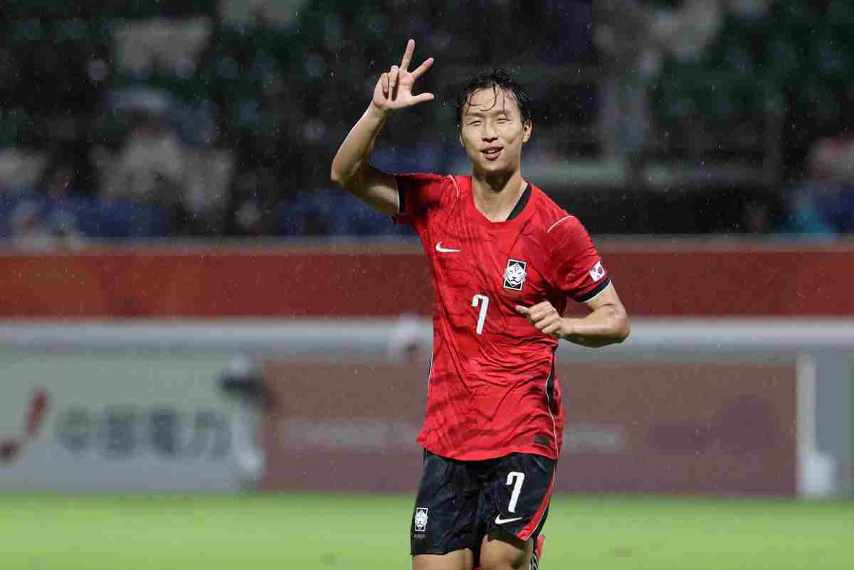 지난 15일 오후 일본 나고야 미즈호 파크 럭비 필드에서 열린 2026 아이치·나고야 아시안게임 남자축구 D조 예선 대한민국과 카타르의 경기, 엄지성이 세 번째 골을 넣고 세리머니를 하고 있다. / 뉴스1