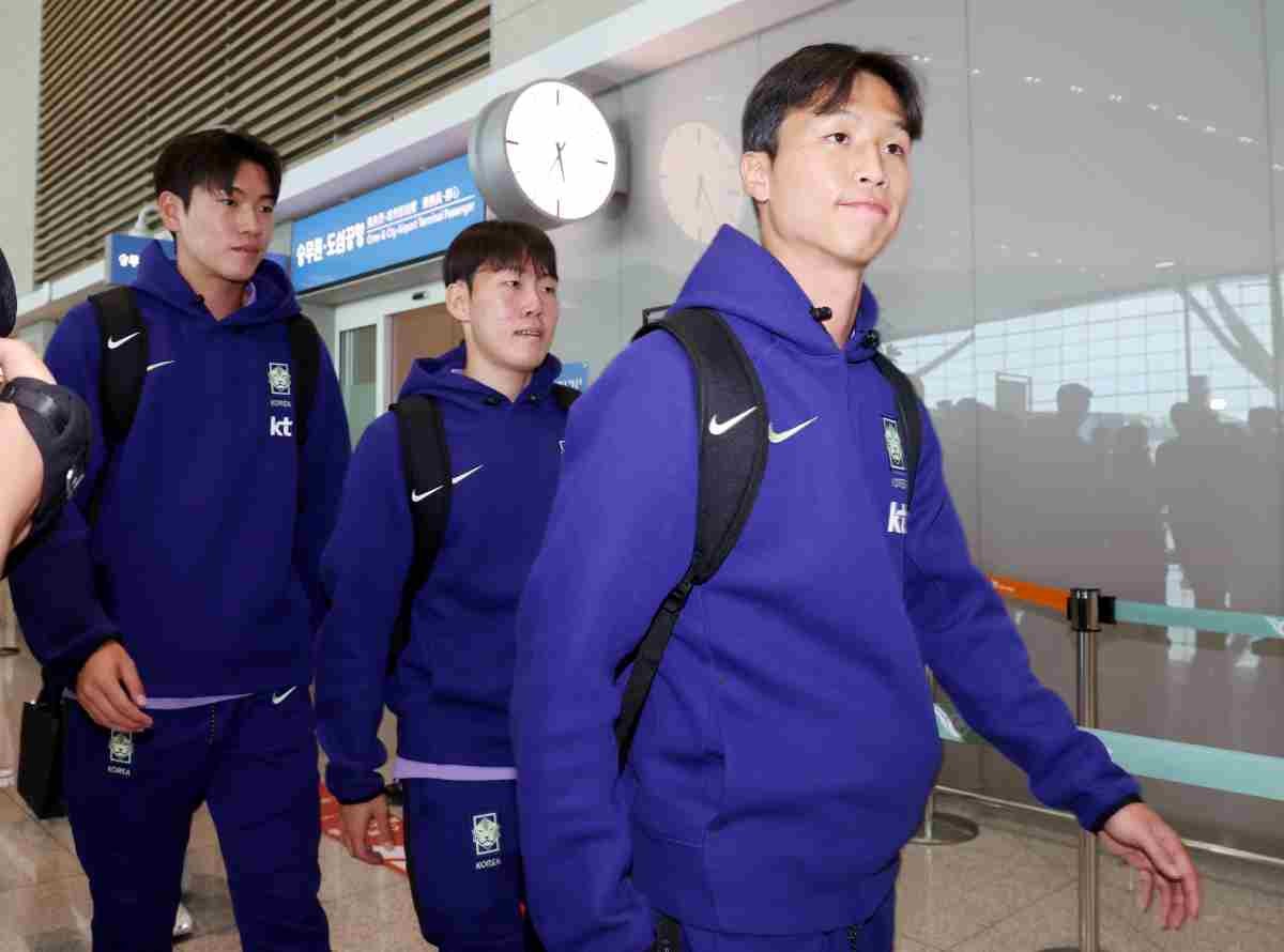 2026 FIFA 북중미 월드컵에 나서는 대한민국 축구 국가대표팀의 엄지성을 비롯한 선수들이 지난 5월 인천국제공항 제2터미널에서 사전 캠프가 차려지는 미국 유타주 솔트레이크시티로 출국하고 있다. 축구대표팀은 2주 동안 솔트레이크시티 사전 훈련캠프에서 고지대 적응 등 최종 담금질에 들어간다. / 뉴스1