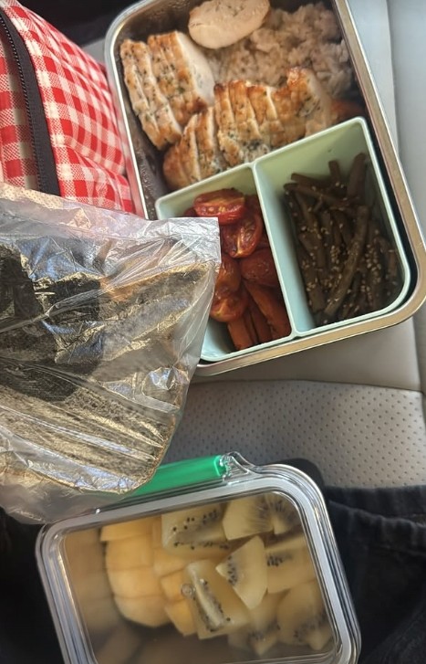 16일에는 김무열이 자신의 계정에 차 안에서 식사하는 사진을 올렸다. 사진 속에는 윤승아가 챙겨준 듯한 건강한 도시락이 담겨 눈길을 끌었다. / 김무열 인스타그램