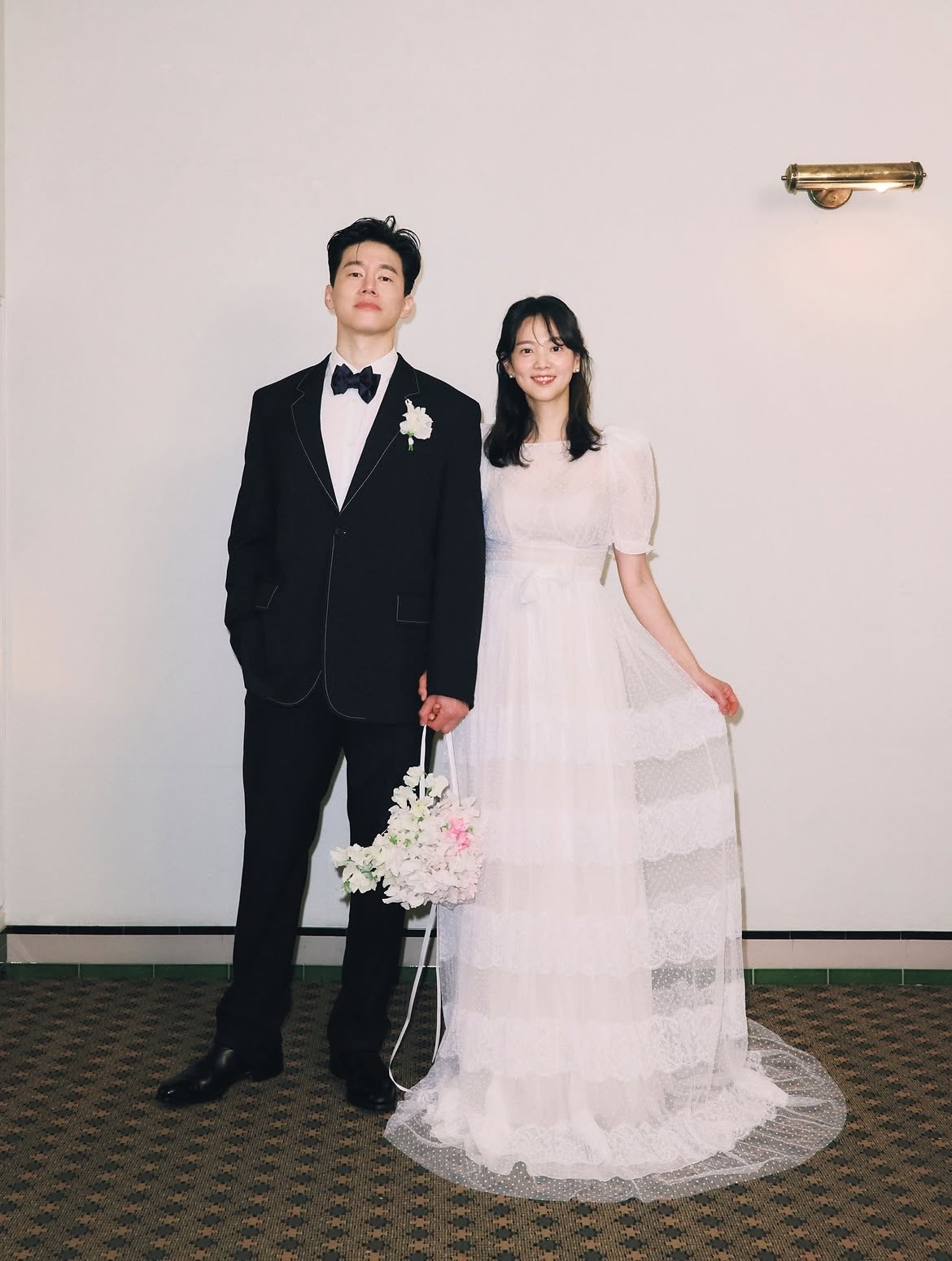 배우 김무열과 윤승아 자료사진. 윤승아와 김무열은 2015년 4월 부부의 연을 맺었다. 결혼 8년 만인 2023년 6월 첫아들을 품에 안으며 세 가족이 됐다. 김무열은 '참교육' 이후 의학 드라마 '퍼스트 닥터', 넷플릭스 시리즈 '할매' 등 차기작 라인업을 완성해둔 상태다. 윤승아는 유튜브 등을 통해 대중과 소통하고 있다. / 윤승아 인스타그램