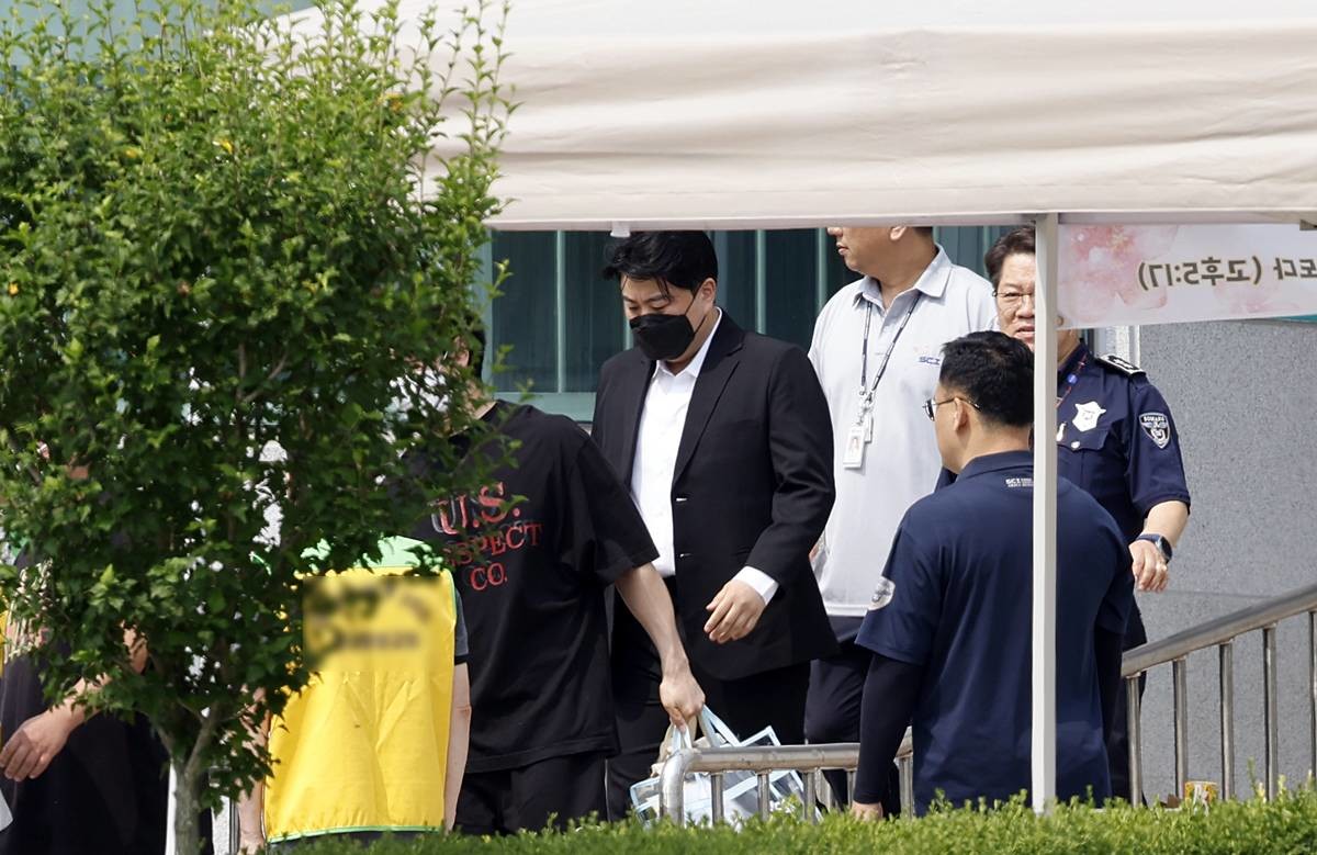 음주 운전 뺑소니 혐의로 복역 중이던 가수 김호중(35)이 지난 6월 30일 경기 여주시 소망교도소에서 가석방으로 출소하고 있다. 김호중은 본래 1·2심에서 2년 6개월 형을 받아 오는 11월 출소 예정이었지만 최근 가석방 심사에 통과해 약 5개월 출소 시기를 당기게 됐다 / 뉴스1