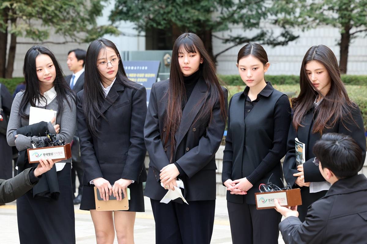 그룹 뉴진스(왼쪽부터 하니, 민지, 혜인, 해린, 다니엘)가 지난해 3월 7일 서울 서초구 서울중앙지방법원에서 어도어 측이 멤버들을 상대로 제기한 ‘기획사 지위보전 및 광고계약 체결 등 금지’ 가처분 첫 심문기일을 마친 후 취재진 질문에 답하고 있다 / 뉴스1