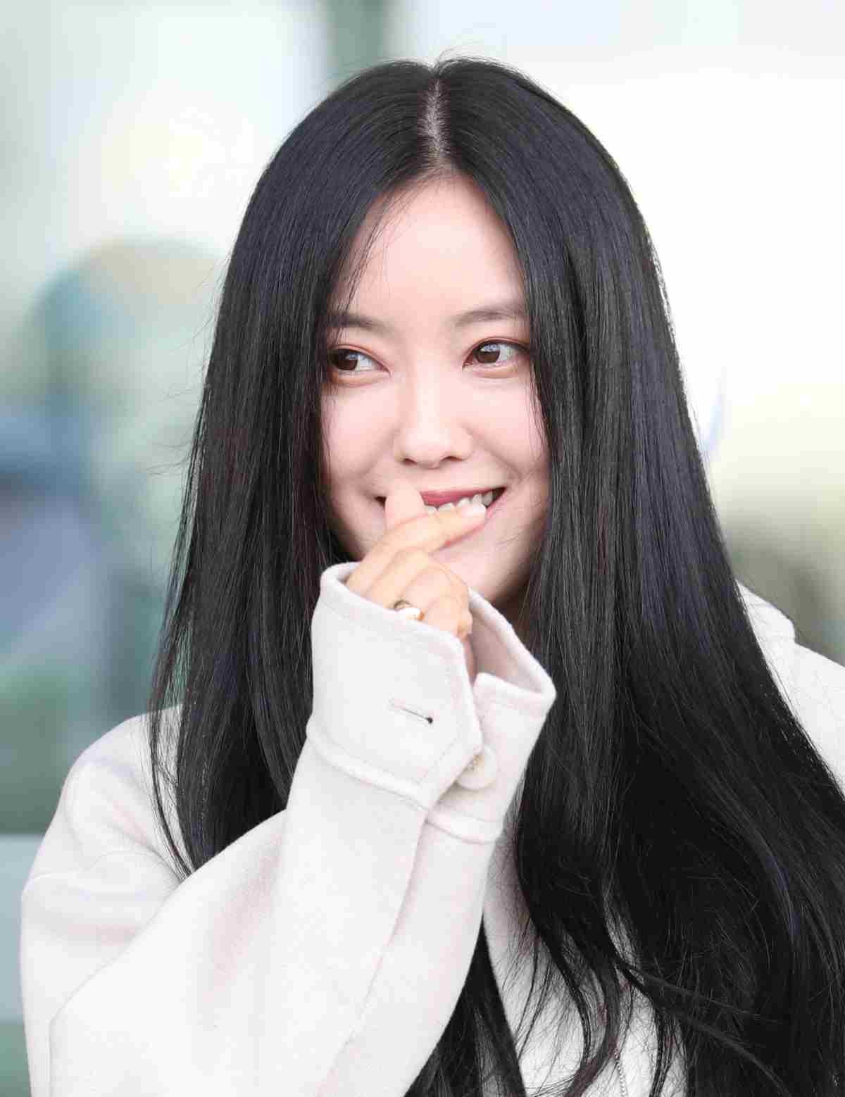티아라 효민이 해외 일정을 위해 2022년 인천국제공항에 도착해 인사를 하고 있다. / 뉴스1