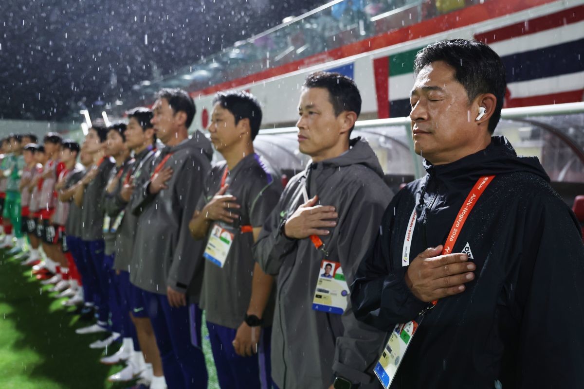 15일 오후 일본 나고야 미즈호 파크 럭비 필드에서 열린 2026 아이치·나고야 아시안게임 남자축구 D조 예선 대한민국과 카타르와의 경기를 앞둔 이민성 감독이 생각에 잠겨 있다. / 뉴스1