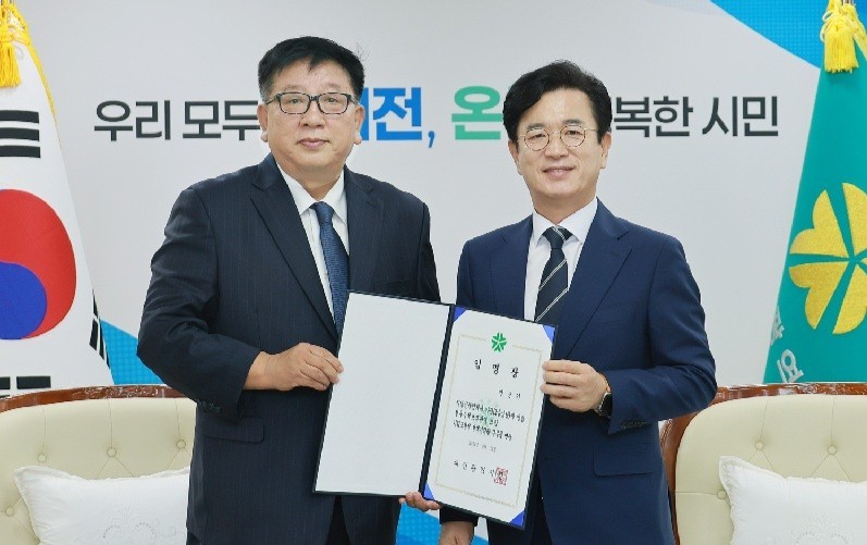안중기 신임 대전시 정무수석보좌관(왼쪽)이 16일 임명장을 받은 뒤 허태정 대전시장과 기념촬영을 하고 있다./사진=대전시