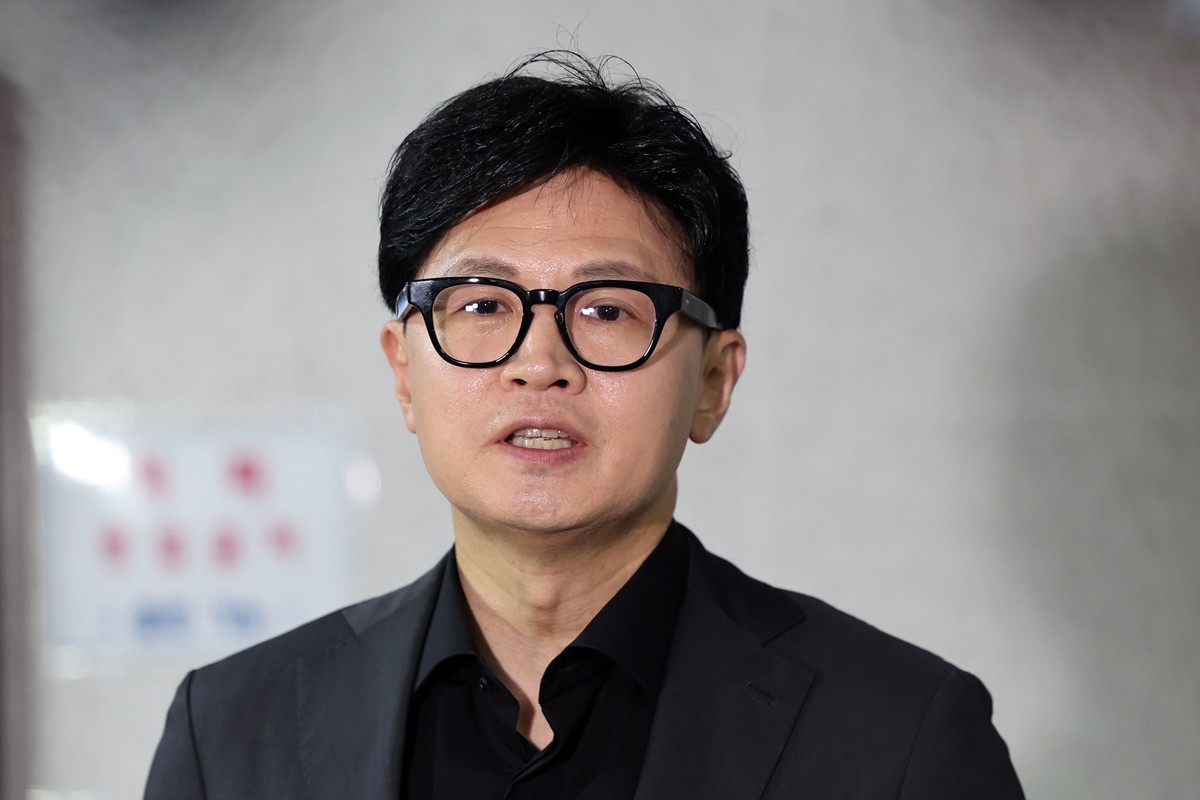 한동훈 무소속 의원이 15일 서울 여의도 국회 의원회관에서 김승원 법무부 장관 후보자와 김민석 더불어민주당 대표 등과 관련한 현안 브리핑을 하고 있다. 기사 이해를 돕기 위한 자료 사진. 한동훈 무소속 의원은 김승원 법무부 장관 후보자의 신약 임상시험 승인 청탁 의혹과 관련해 '오빠 독약 로비스트를 '정의부'의 수장으로 뻔뻔하게 임명하는 정권이 3년 더 갈 수 있겠느냐'라고 말했다. 한 의원은 16일 SBS라디오 '김태현의 정치쇼'에 인터뷰에서 '(이재명 대통령이) 임기를 못 마친다고 단언한다'라며 이같이 주장했다. 한 의원은 김승원 후보자를 임명하면 상황이 안 좋아질 것이라는 의미냐는 진행자 질문에 '저는 거리로 나가야 한다고 생각하고 많은 분들이 거리로 나와주실 것이라고 생각한다'라고 답했다. / 뉴스1