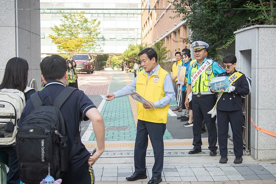 관내 중학교 등굣길 교통안전 캠페인