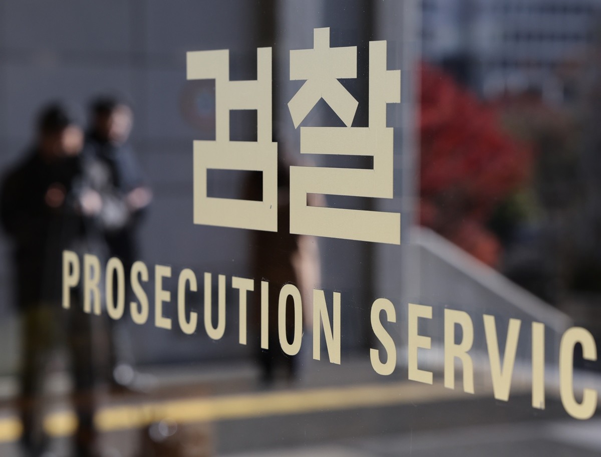 O형 응급 환자에게 착오로 A형 혈액을 수혈한 한 대학병원 의료진이 고소당한 사건을 경찰이 지난달 불송치 처분한 것으로 15일 파악됐다. 연합뉴스 보도에 따르면 서울 성북경찰서는 서울에 있는 한 대학병원 의료진이 업무상 과실치사 혐의로 2024년 고소당한 사건에 대해 지난달 14일 불송치 결정을 내린 것으로 전해졌다. 수사 기록을 넘겨받아 검토한 서울북부지검은 경찰에 최근 재수사를 요청한 것으로 전해졌다. 검찰은 최종 처분에 앞서 사실관계를 추가로 확인·보강할 필요가 있다는 취지로 경찰에 회신한 것으로 알려졌다. / 뉴스1