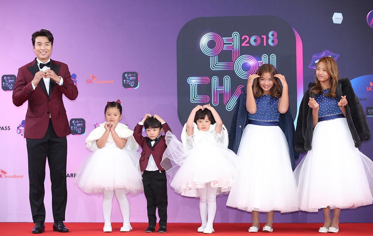 이동국 가족이 2018년 12월 22일 서울 영등포구 여의도동 KBS 본관 시청자광장에서 열린 '2018 KBS 연예대상' 레드카펫 행사에 참석해 포즈를 취하고 있다 / 뉴스1
