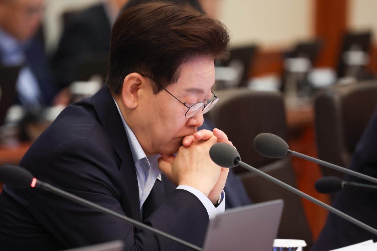 이 대통령 지지자마저도... 이 대통령 골치 아프게 만드는 여론조사 결과