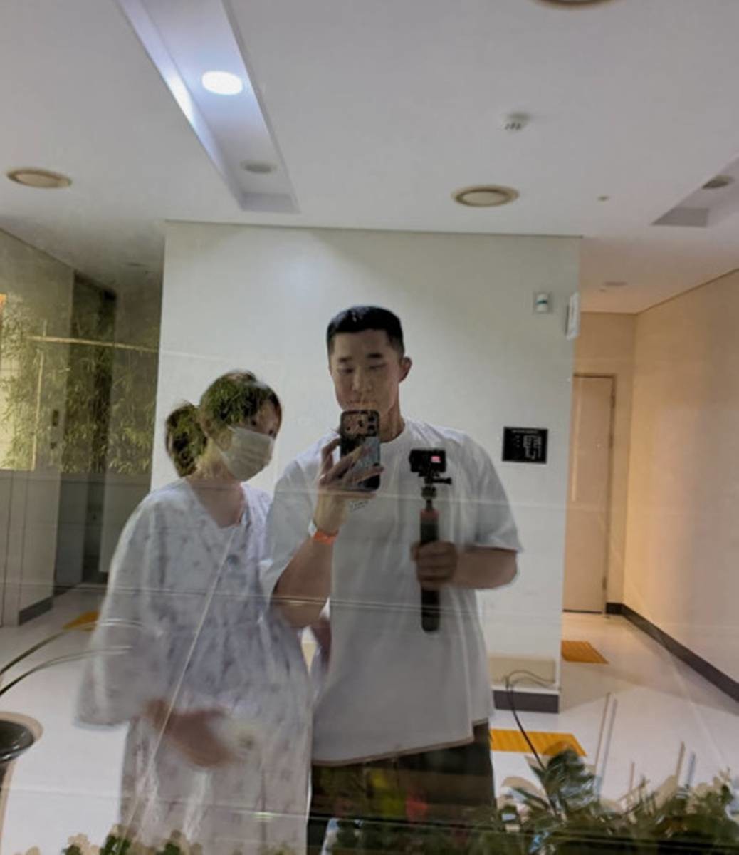넷째 품에 안은 김동현 부부 / 김동현 인스타그램
