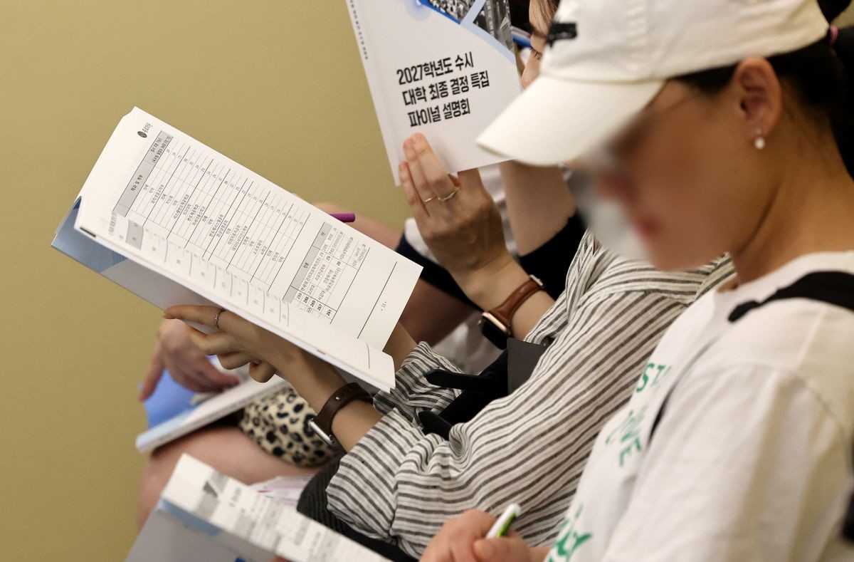 6일 서울 강남구 강남종로학원 대강당에서 열린 종로학원 9월 모의평가 긴급분석 및 2027 수시대학 최종 결정 파이널 설명회를 찾은 학부모들이 자료를 살펴보고 있다.  / 뉴스1