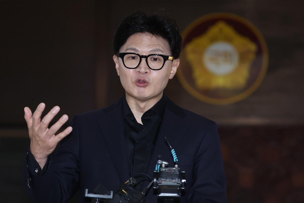 한동훈 무소속 의원이 11일 서울 여의도 국회에서 총리실 직원의 사찰 논란과 관련한 취재진의 질문에 답변하고 있다. / 뉴스1