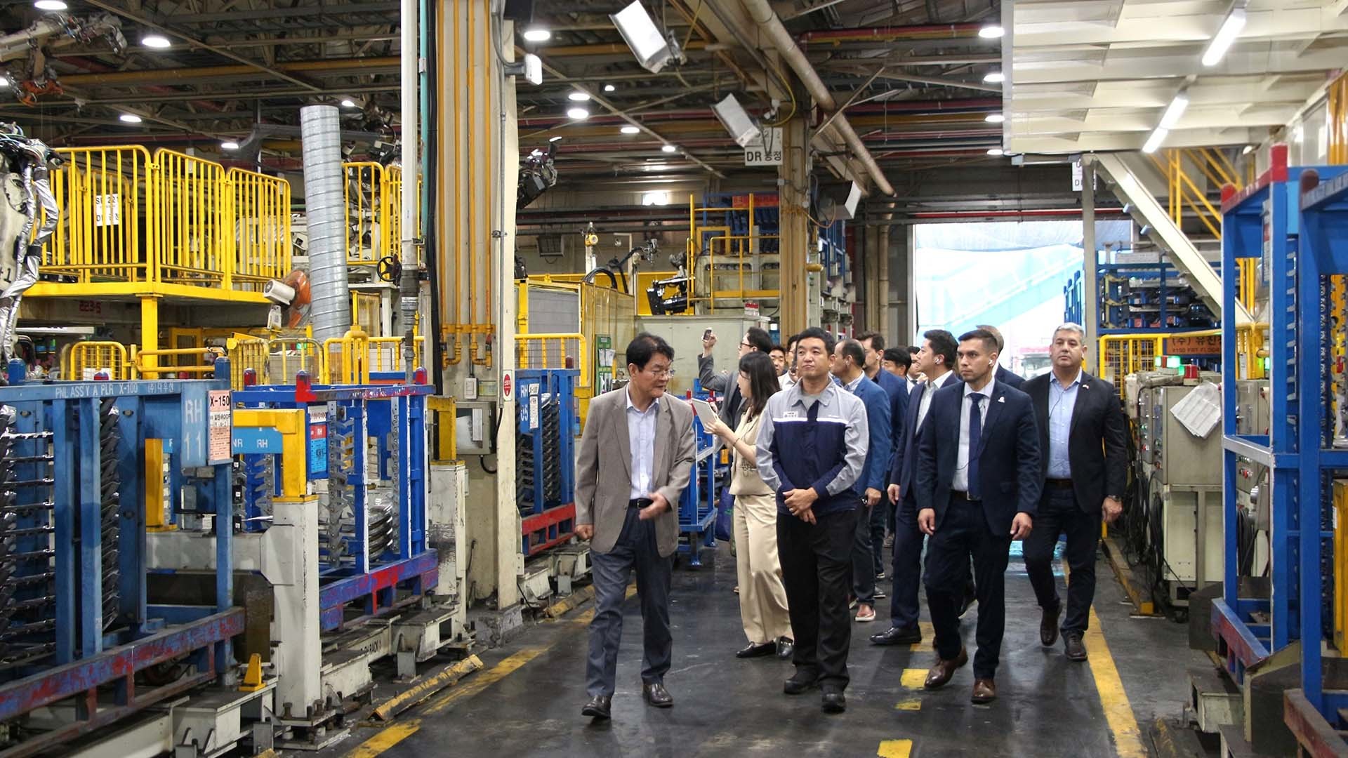 파라과이 산업부 차관 및 정부·기관 대표단이 KGM 평택공장을 둘러보고 있다. / KG 모빌리티