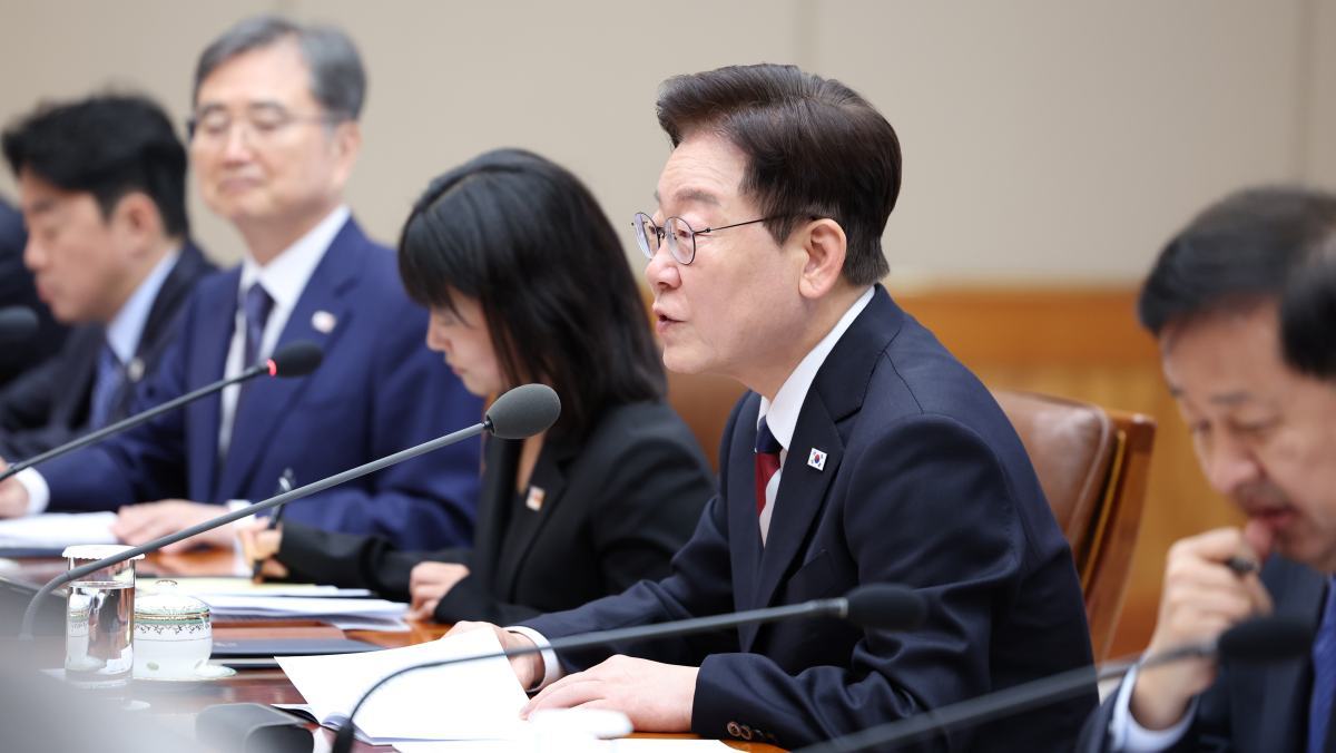 李대통령 지지율 35.9%로 추락… 부정 평가 60% 육박