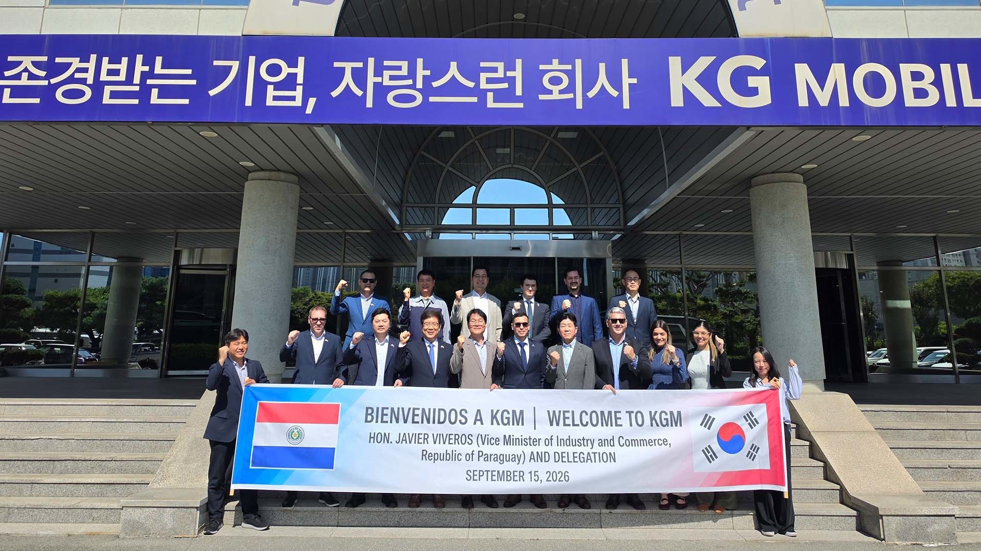 KGM 임원 및 파라과이 산업부 차관, 정부·기관 대표단이 기념 사진을 촬영하고 있다. / KG 모빌리티