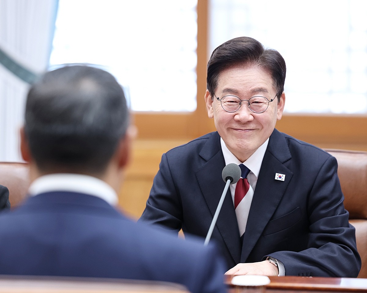 이재명 대통령한테 골프채 선물 받은 '이 사람'…이름까지 새겨 줬다  