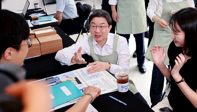 이억원 금융위원장, 청년미래적금 홍보 직접 나서다 / 뉴스1
