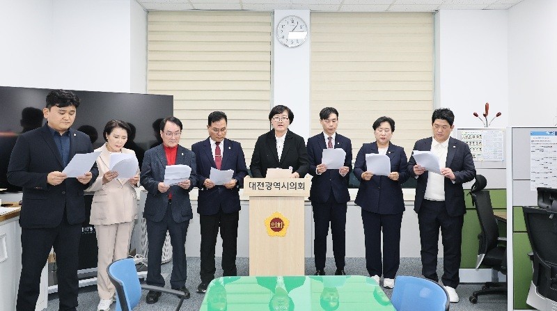 국민의힘 소속 대전 서구의회 의원들이 16일 대전시의회에서 전문학 서구청장 전용차량 임차계약과 관련해 기자회견을 열고 계약자료 공개와 감사, 책임 규명을 촉구하고 있다./사진=김지연 기자