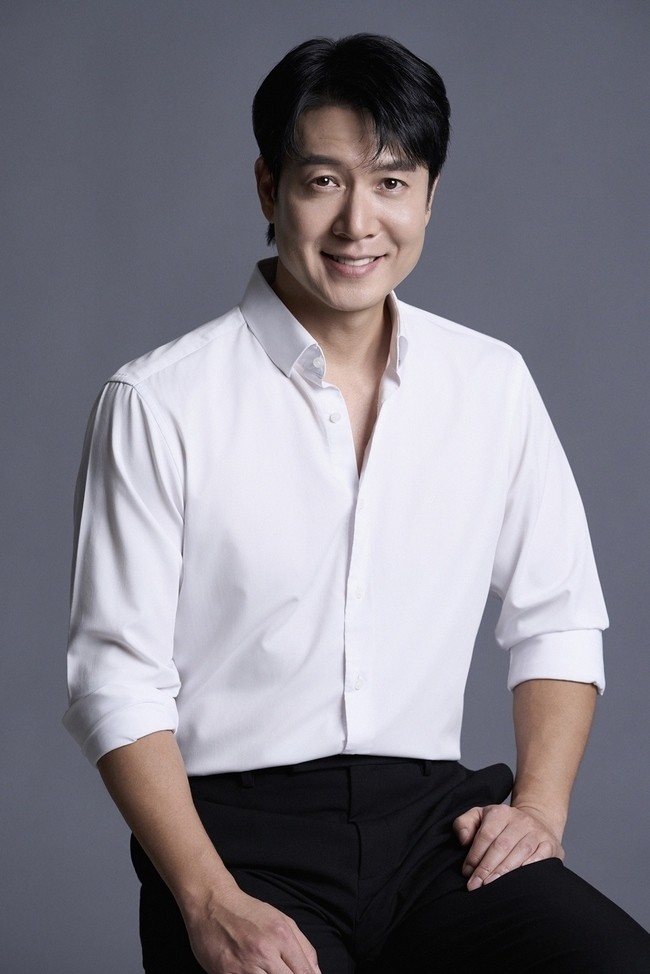 16일 소속사 순이엔티는 조현재의 새 프로필 사진 여러 장을 공개했다. / 순이엔티