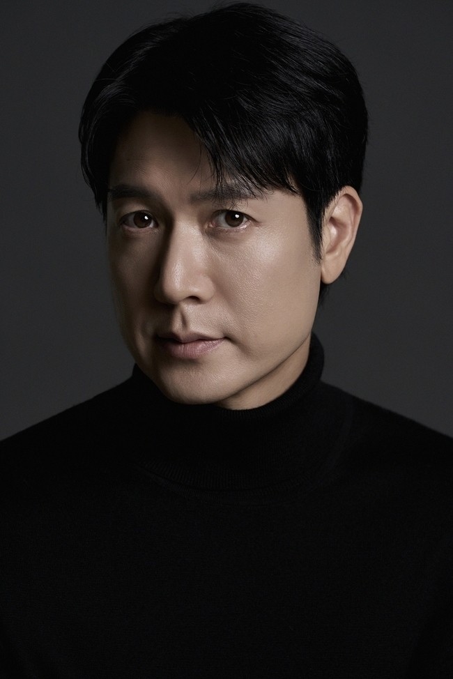 16일 소속사 순이엔티는 조현재의 새 프로필 사진 여러 장을 공개했다. / 순이엔티