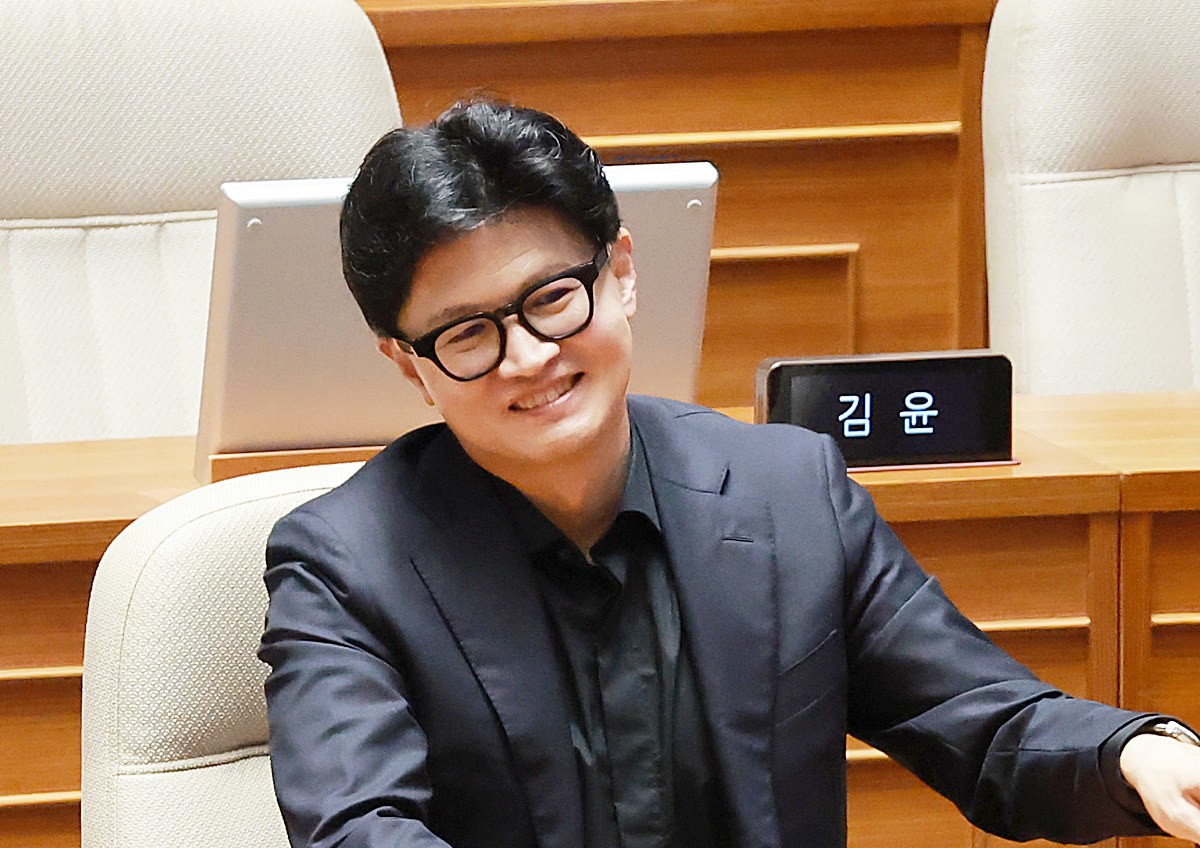 한동훈 무소속 의원 모습. 기사 이해를 돕기 위한 자료 사진. 더불어민주당 박성준 수석대변인이 김승원 법무부 장관 후보자에 대한 공세를 이어가는 한동훈 무소속 의원을 직격했다. 박 수석대변인은 한 의원을 향해 '윤석열과 한동훈은 한 몸이다. 그래서 윤동훈이라고 부르겠다'라며 공세를 이어갔다. 박성준 수석대변인은 16일 대전시청에서 열린 대전 예산정책협의회 도중 기자들을 만나 '(한동훈 의원이) 윤석열과 같은 핏줄이고 DNA가 같다는 것을 한동훈의 모습과 행태를, (그의) 입을 통해서 우리가 확인할 수 있다'라며 이렇게 비판했다. / 연합뉴스