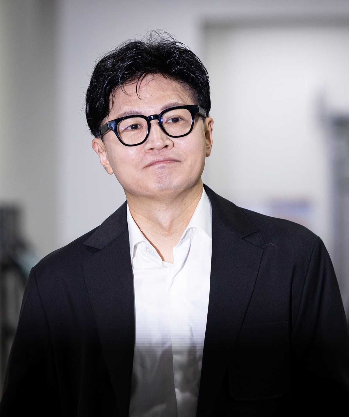한동훈 무소속 의원이 서울 여의도 국회 소통관에서 김승원 법무부 장관 후보자 관련 기자회견을 위해 기자회견장으로 들어서고 있다. 기사 이해를 돕기 위한 자료 사진. 더불어민주당 공세에 한동훈 의원은 물러서지 않았다. 한동훈 의원은 이날 페이스북에 올린 글에서 '민주당이 유치한 조어까지 만들면서 애절하게 ‘오빠독약로비’ 옹호해 보려 하는데 그러면 이제 우리는 민주당을 '김민새천년NHK당'(김민새+새천년NHK룸싸롱당)이라고 불러주지요'라고 맞받아쳤다. / 뉴스1