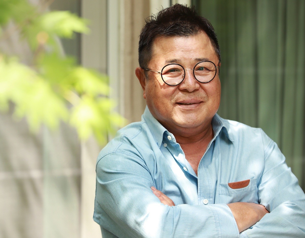 배우 백일섭 모습. 기사 이해를 돕기 위한 자료 사진. 백일섭의 사진을 20여 년간 제품 홍보에 무단으로 사용한 부산의 한 주방용품 업체가 백일섭에게 1억 원을 배상해야 한다는 판결이 나왔다. 16일 연합뉴스 보도 등에 따르면 부산지법 서부지원 민사 5단독 문현정 판사는 백일섭이 주방 기물 제조·판매업체를 상대로 제기한 손해배상 소송에서 '피고는 원고에게 1억 원을 지급하라'라고 판결했다. 문 판사는 백일섭이 주장한 '퍼블리시티권'을 독립된 재산권으로 인정하지는 않았지만 그의 초상권을 침해한 불법행위라고 판단했다. / 연합뉴스