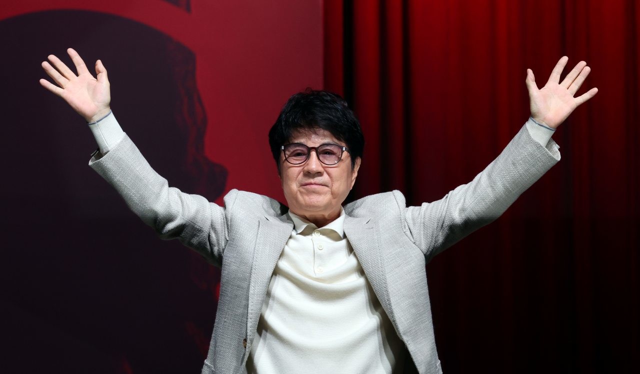 가수 조용필이 2024년 10월 22일 오후 서울 용산구 블루스퀘어에서 열린 정규 20집 '20' 기자간담회에서 포즈를 취하고 있다. / 뉴스1
